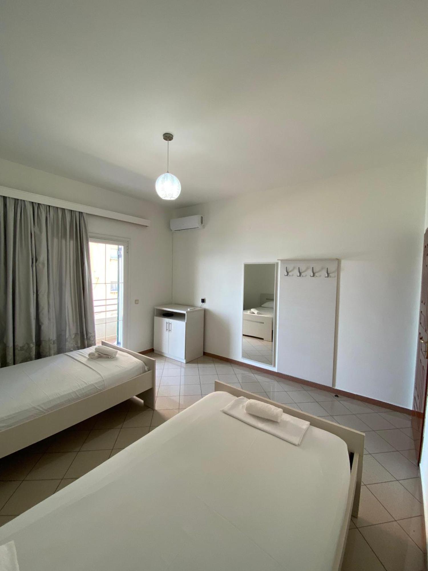 Henfjor Villa & Apartment Sarandë Buitenkant foto