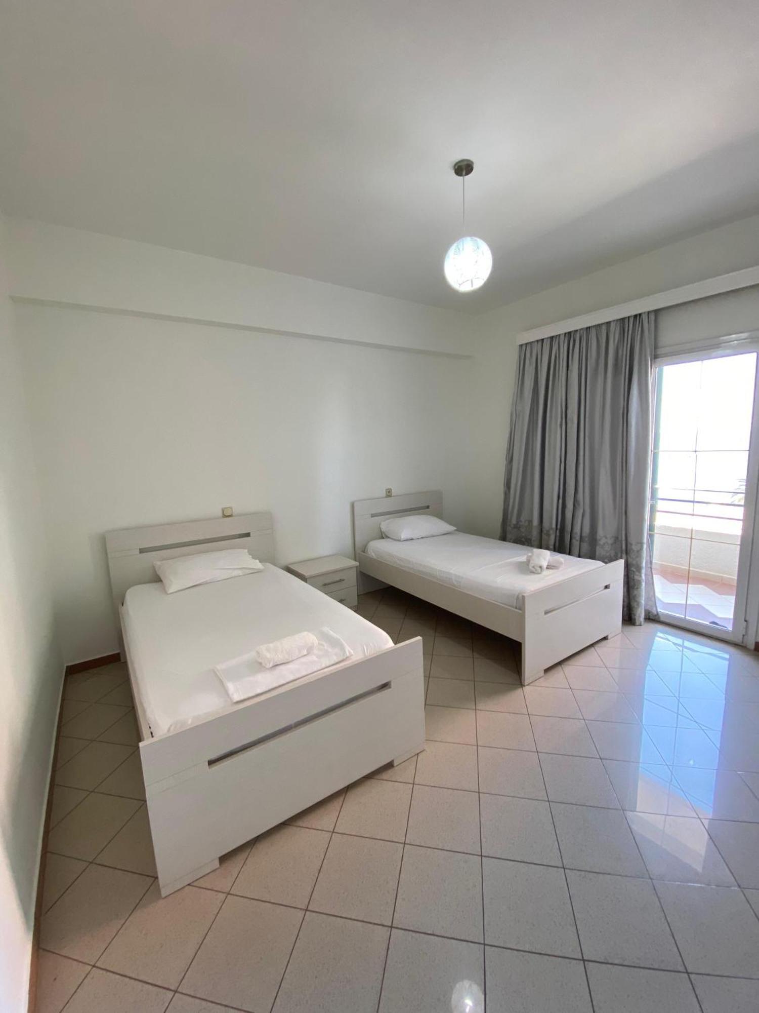 Henfjor Villa & Apartment Sarandë Buitenkant foto